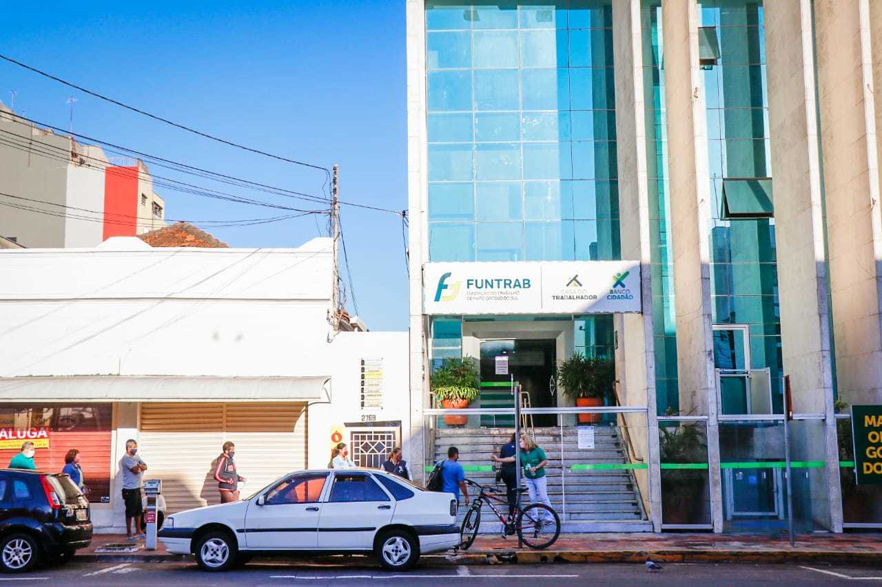 Trabalhadores aguardando atendimento em frente à sede da Funtrab na Capital (Foto: arquivo/Campo Grande News)