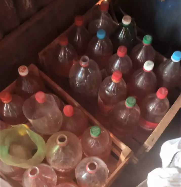 Álcool e gasolina eram vendidos em garrafas pet. (Foto: Divulgação / PM)