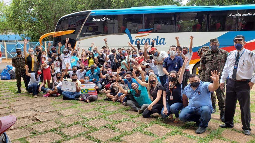 Casais chegaram hoje a Campo Grande e já partiram para Sidrolândia, onde vão trabalhar em frigorífico. (Foto: Operação Acolhida)