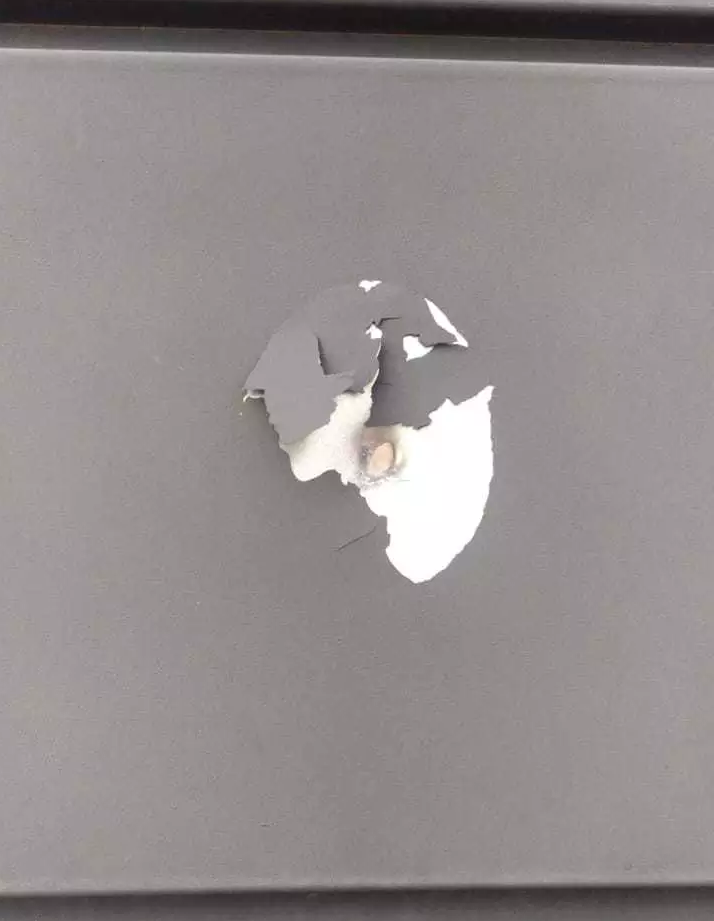 Marca de um dos tiros no portão eletrônico do condomínio Nápoles. (Foto: Direto das Ruas)
