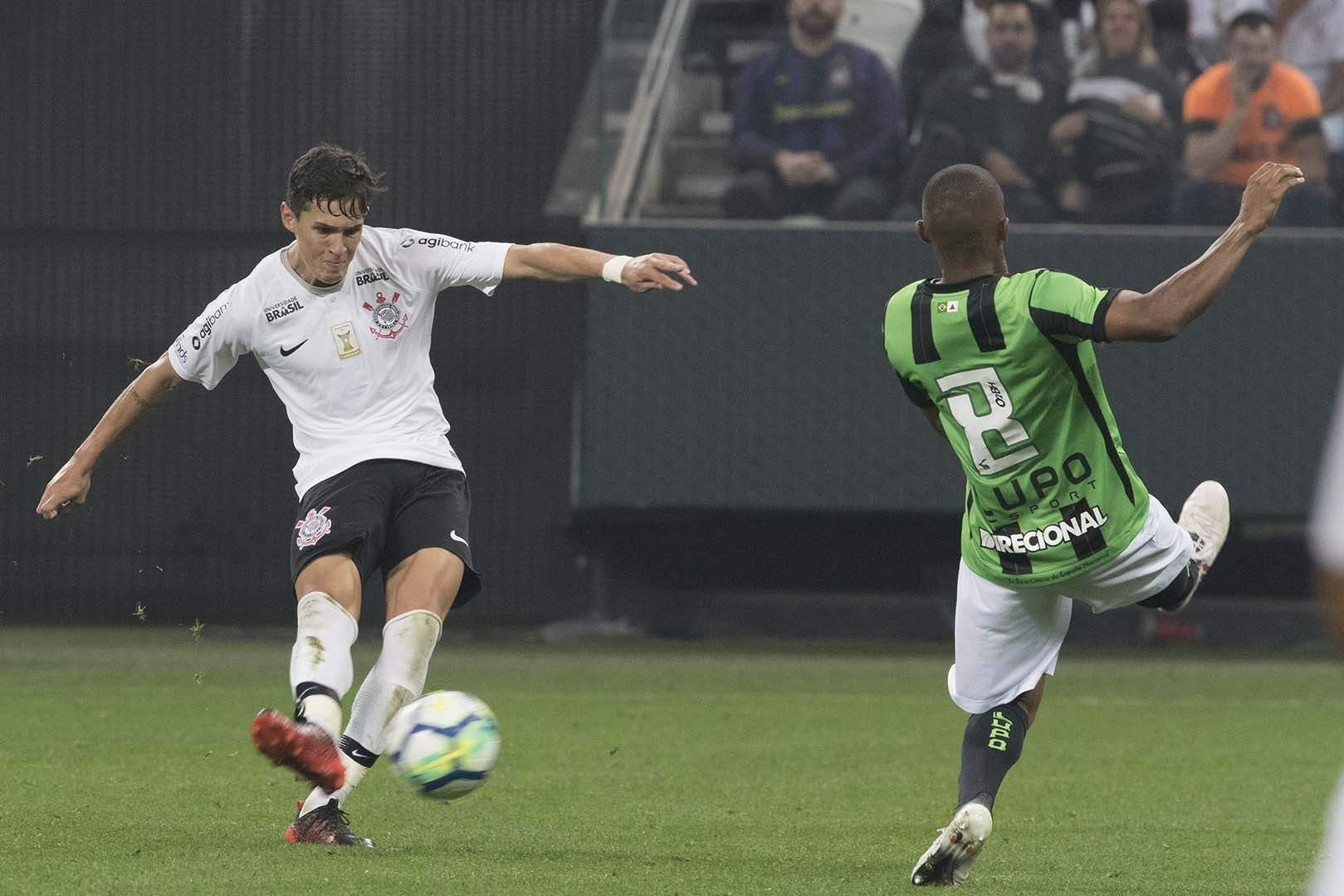 Matheus Vital tenta o chute contra o gol do time mineiro (Foto: Daniel Augusto Jr/Agência Corinthians)