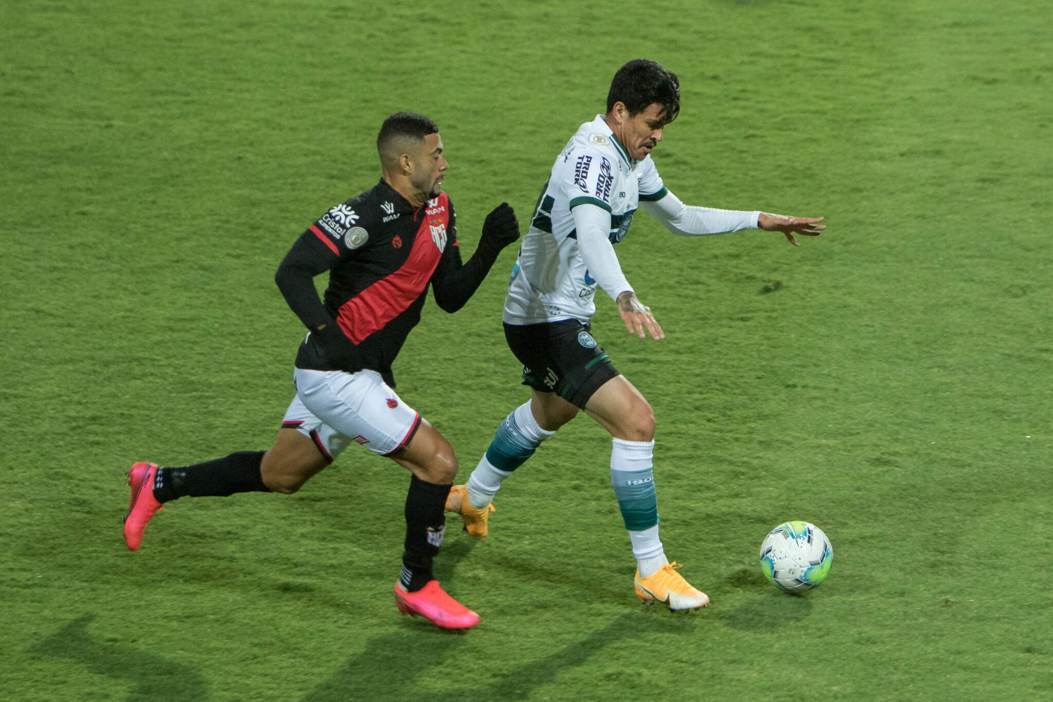 Matheus Bueno jogador do Coritiba disputa lance com jogador do Atlético-GO durante partida no estádio Couto Pereira pelo campeonato Brasileiro A 2020. (Foto: Estadão Conteúdo)