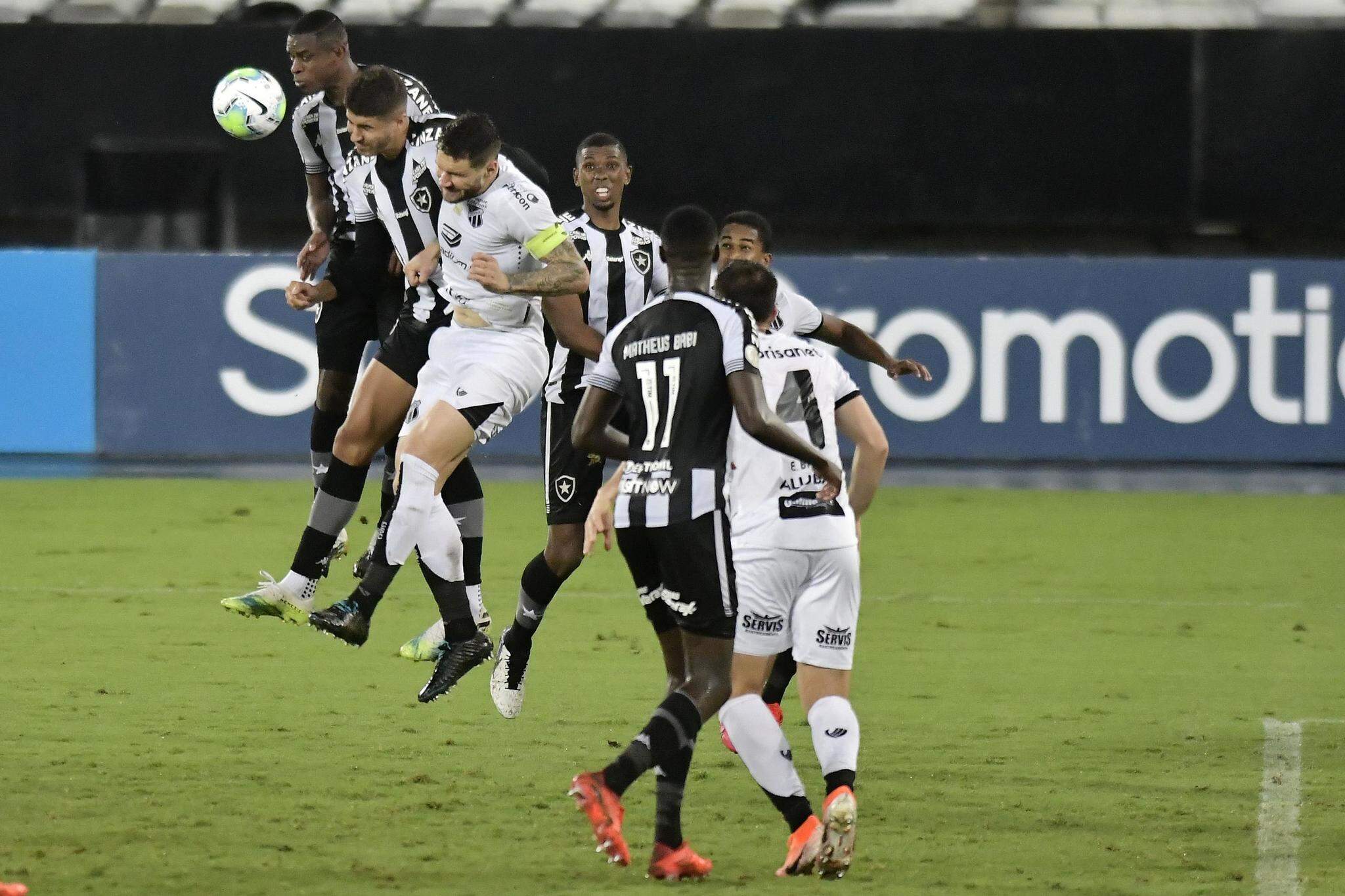 Lance durante a partida entre Botafogo e Ceará, válida pelo Campeonato Brasileiro 2020 no estádio Nilton Santos no Rio de Janeiro (RJ), neste sábado (31). (Foto: Estadão Conteúdo)