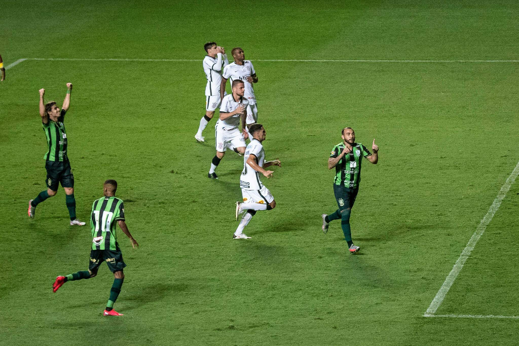 Corinthians só empata com o América-MG e está eliminado da ...