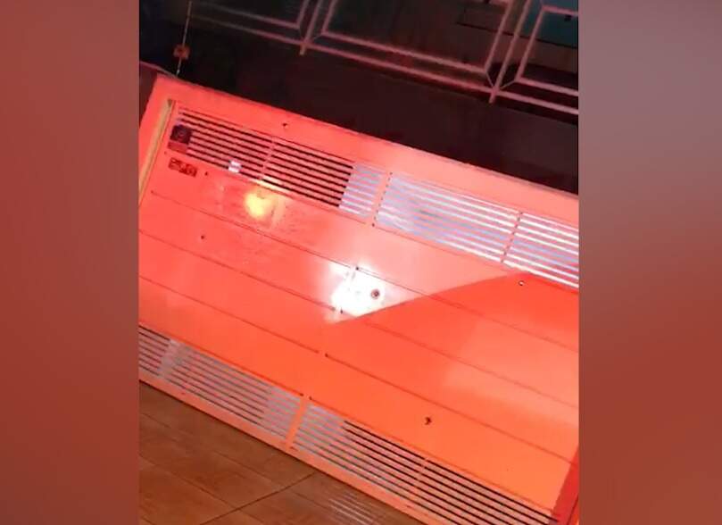 Marcas de tiros ficaram no portão e 5 projéteis foram encontrados dentro da residência (Foto: Reprodução de vídeo)