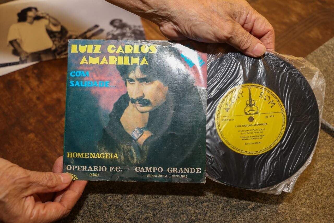 Disco de Luiz com hino do Operário (Foto: Paulo Francis)