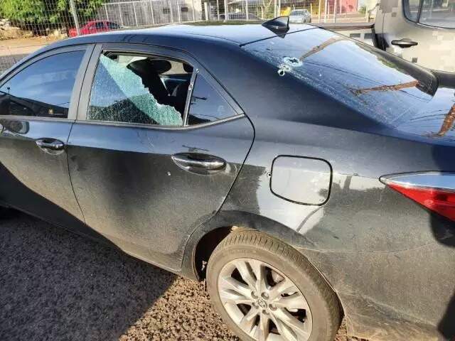 Imagem publicada pelo parlamentar em rede social, em fevereiro deste ano, mostra carro com marcas de tiros (Foto: Reprodução do Facebook)