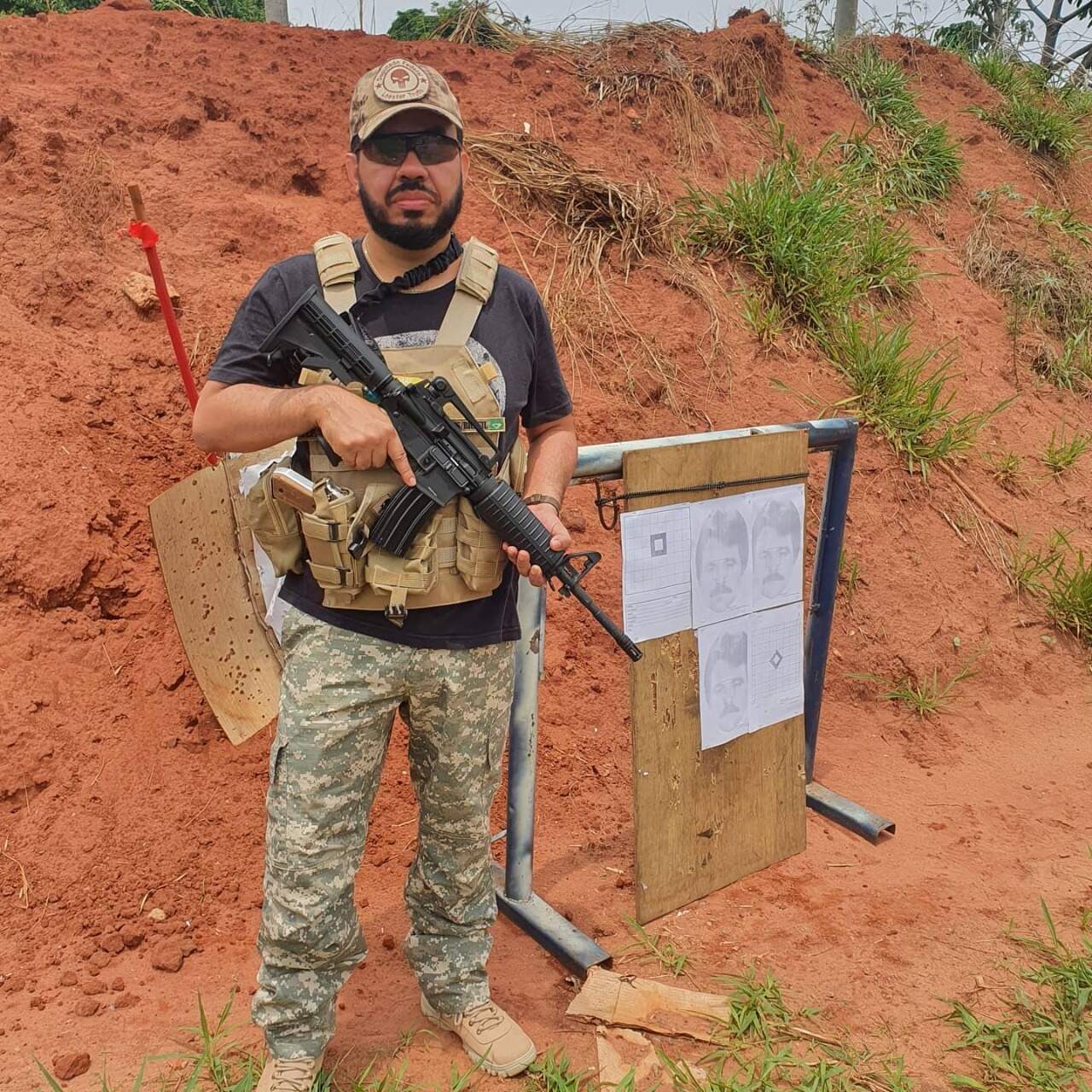 Trutis em uma das fotos da internet com fuzil, que ele não pode ter em seu nome por ter antecedente criminal. (Foto: Reprodução das redes sociais)