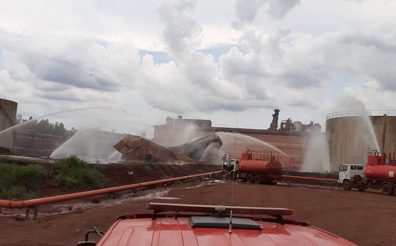 Firefighters cooling the tank next to the tank that exploded yesterday (Photo: Soldier Romaike / Fire Department)