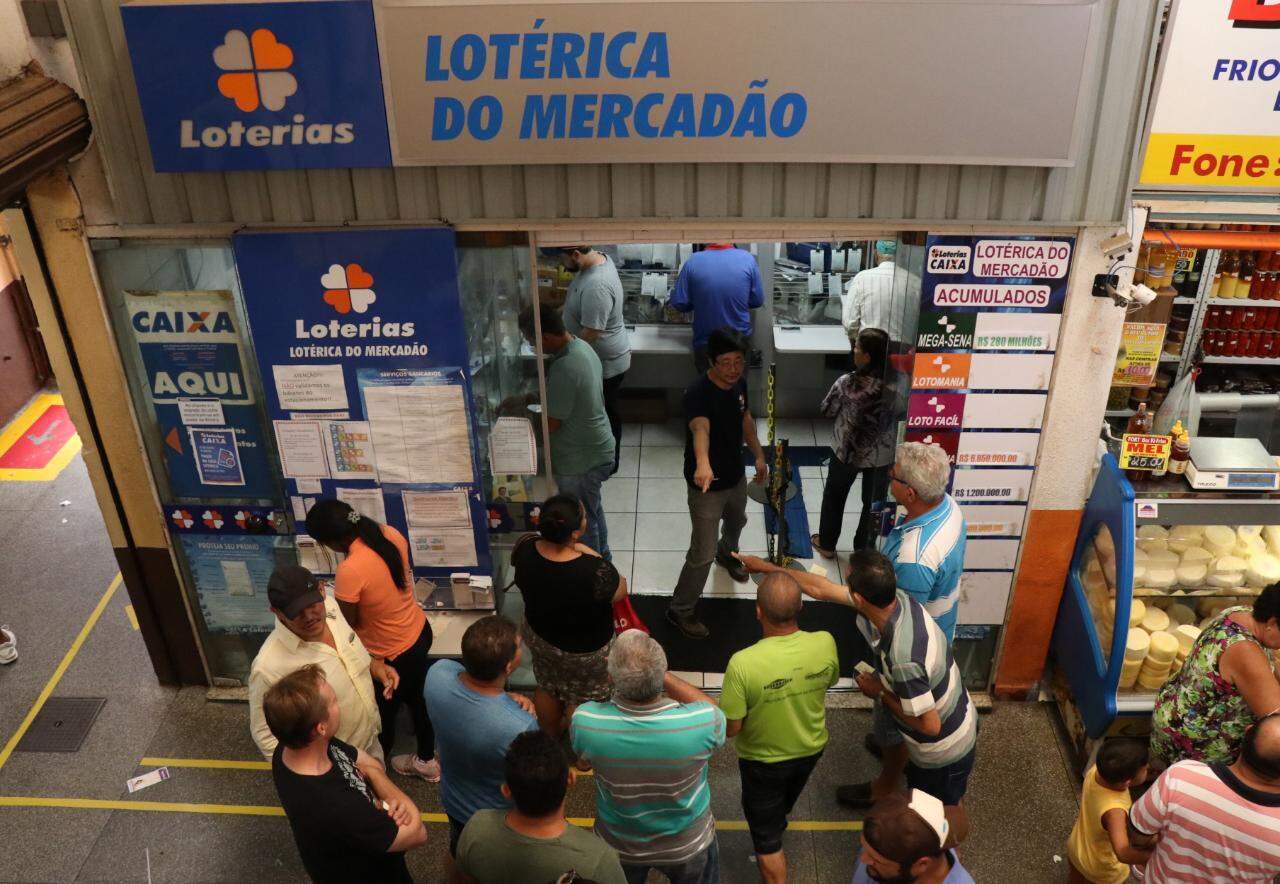 Fila de apostadores na lotérica do Mercadão antes do início da pandemia. (Foto: Henrique Kawaminami) 