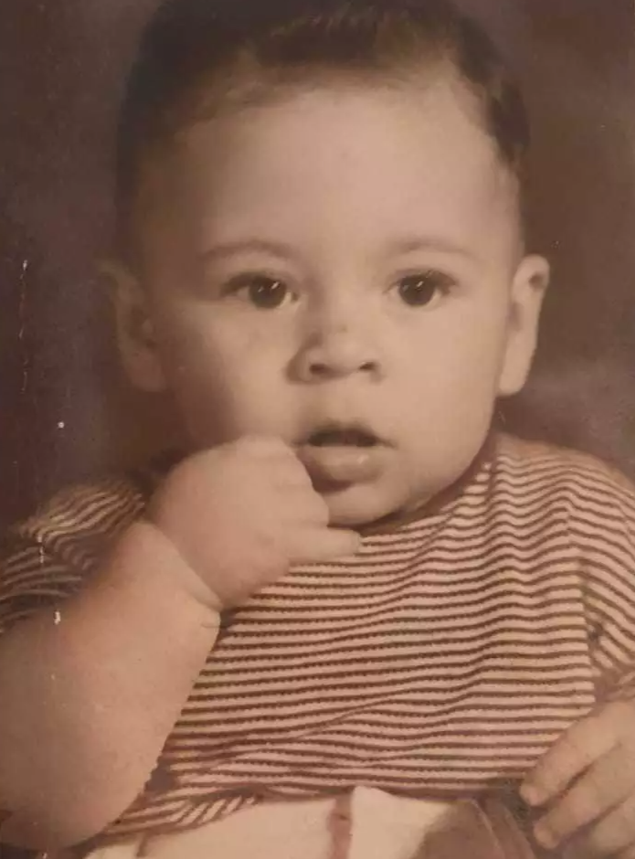 Esta é uma das únicas fotografias de Paulo César quando bebê; a foto foi encontrada pelas filhas em uma bíblia pertencida à avó Nena, guardada com todo carinho (Foto: Arquivo Pessoal)