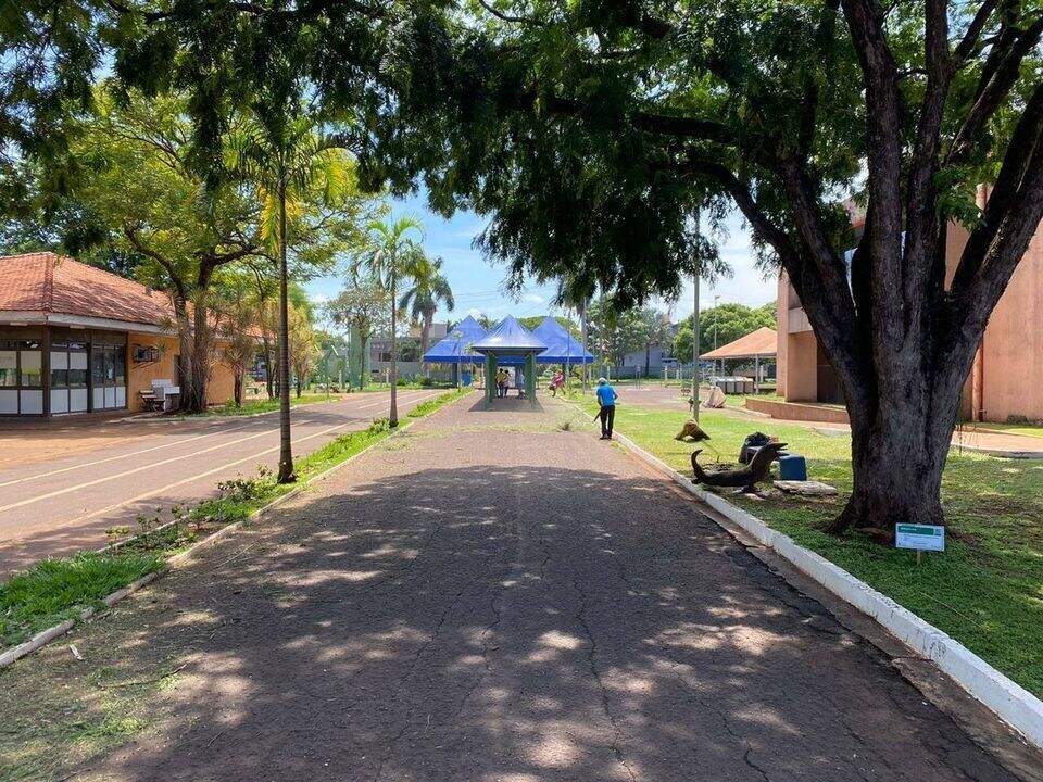 Funcionário da prefeitura limpa Parque dos Ipês, fechado dois dias após reabertura (Foto: Divulgação)