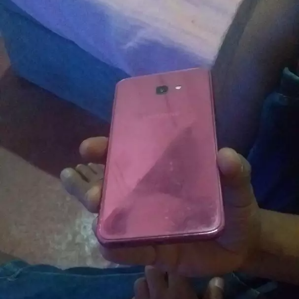 Celular que Ana perdeu no golpe, um modelo Samsung J4, que rendeu um prejuízo de 330 reais. (Foto: Direto das Ruas)