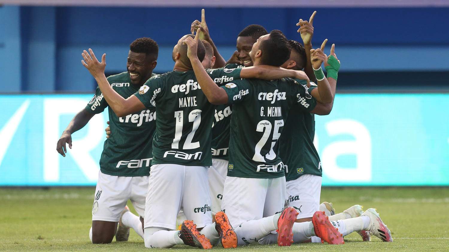 O jogador Rony comemorando seu gol na partida ao lado dos companheiros de time. (Foto: Cesar Greco/Palmeiras)