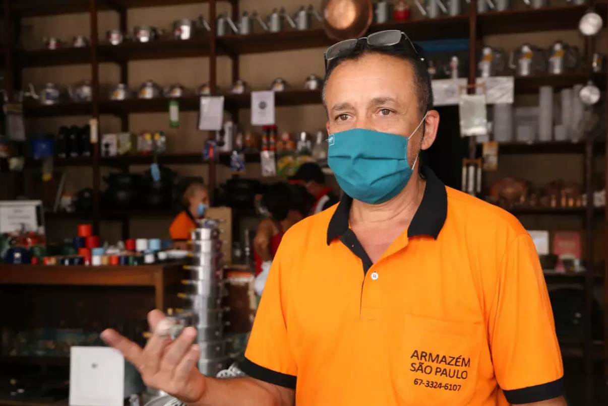 Vilmar é um dos vendecores mais antigos da "quadra dos fogões", com 38 anos de casa (Foto: Kísie Ainoã)