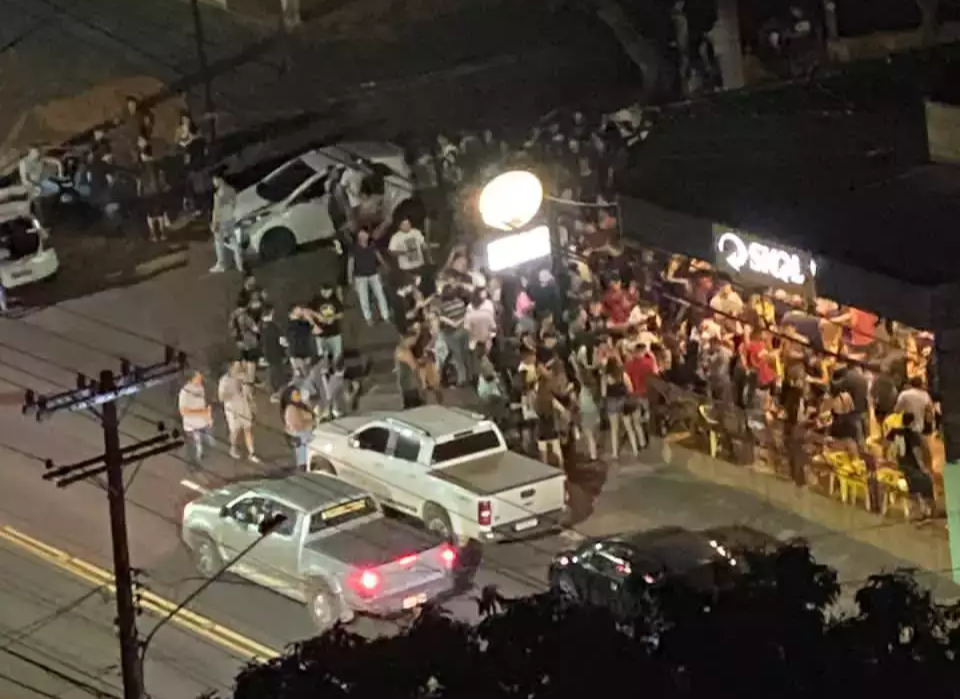 Registro feito por vizinho no dia 29 de outubro mostra aglomeração do Crajubar. (Foto: Direto das Ruas)