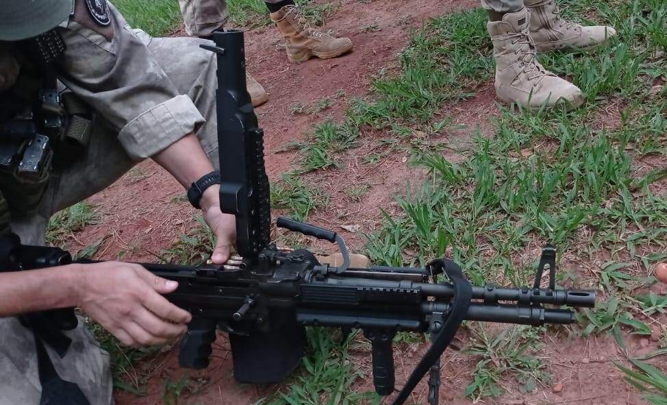 Policial de grupo de elite carrega arma antes de operação, hoje em Pedro Juan Caballero (Foto: Direto das Ruas)