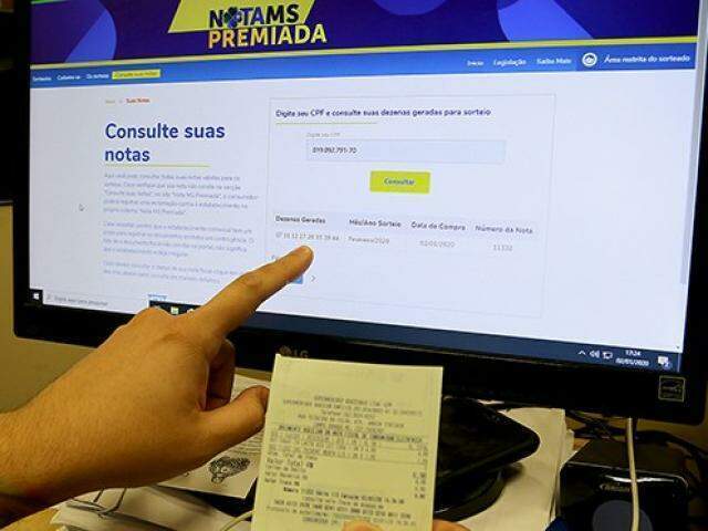 Contribuinte conferindo números no site do programa Nota MS Premiada (Foto: Divulgação)