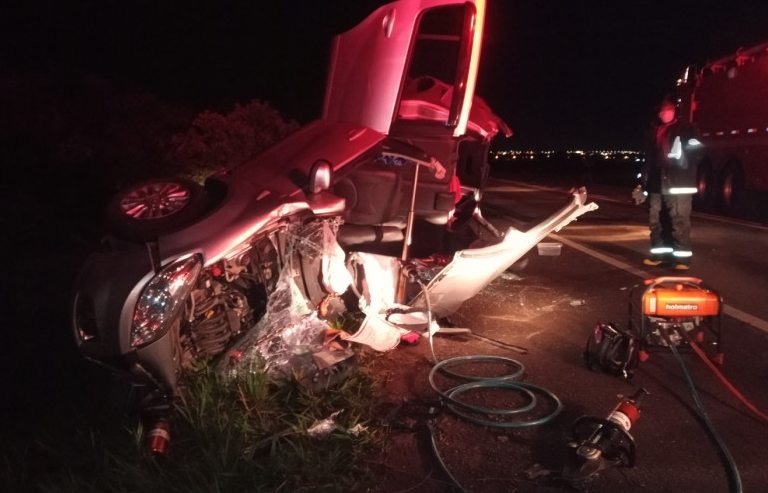 Carro de passeio ficou totalmente destruído (Foto: Alfredo Neto / JP News) 