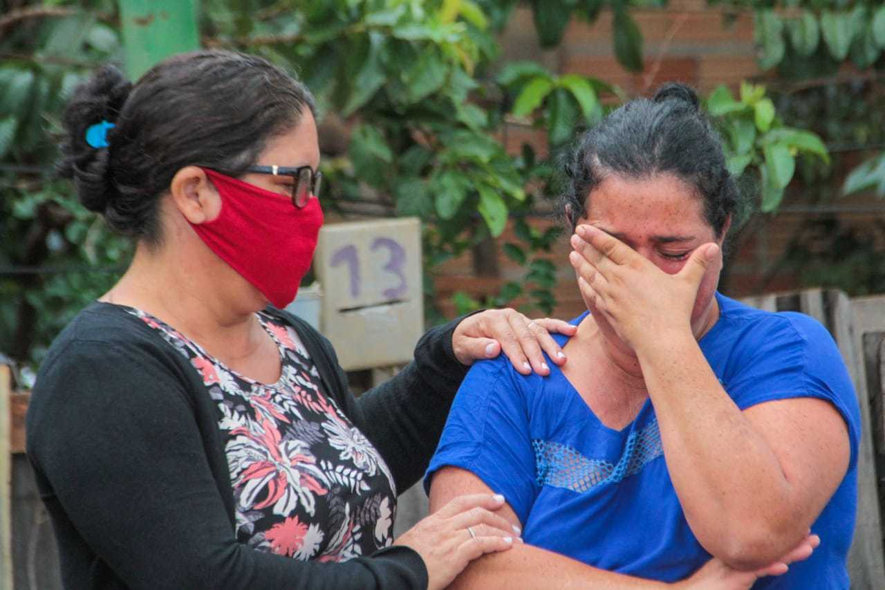 Mãe de Samuel é amparada, enquanto família auxilia nas buscas (Foto: Marcos Maluf)