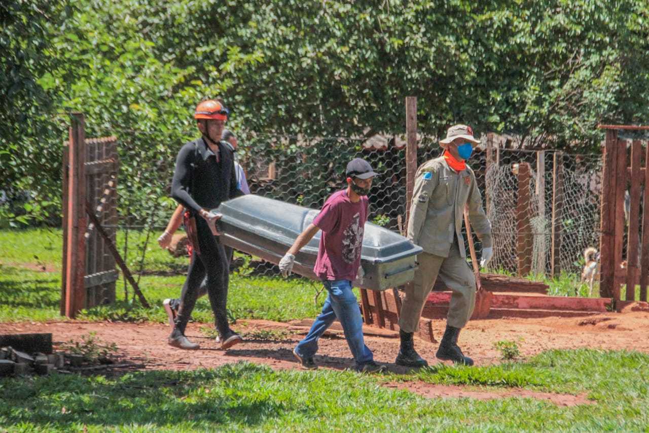 Samuel's body is transported after being pulled out of the river.  (Photo: Marcos Maluf)