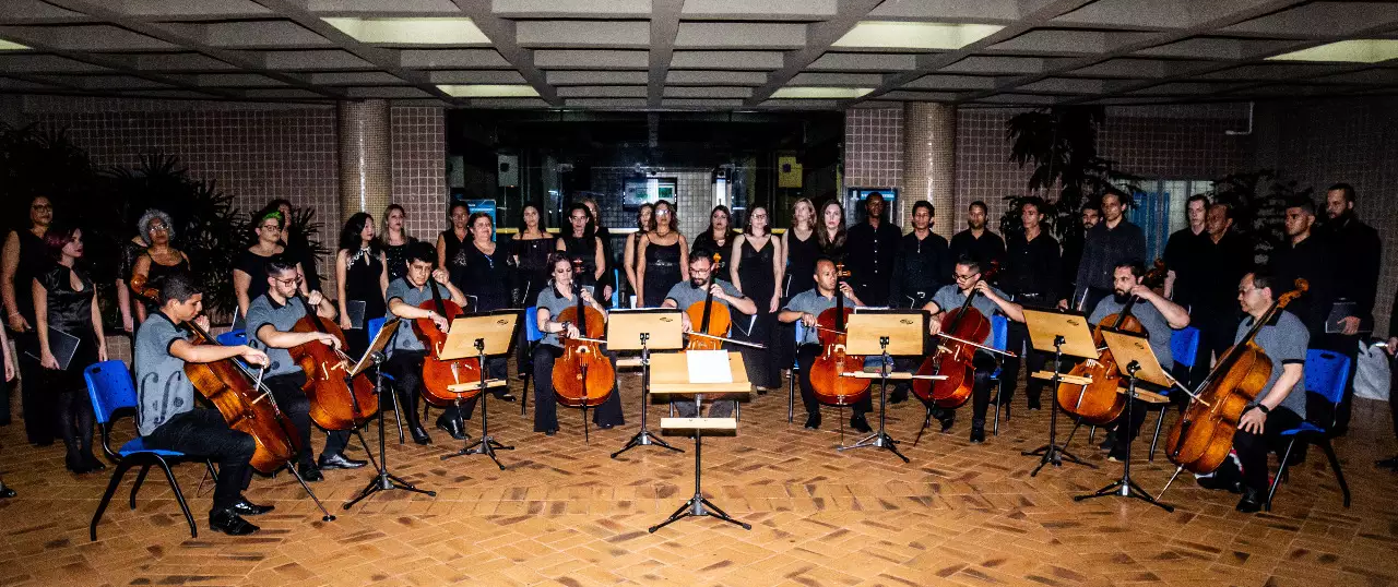 No ano passado, evento foi presencial e até contou com orquestra de músicos da instituição tocando músicas natalinas em frente à Biblioteca Central (Foto: Divulgação/UFMS)