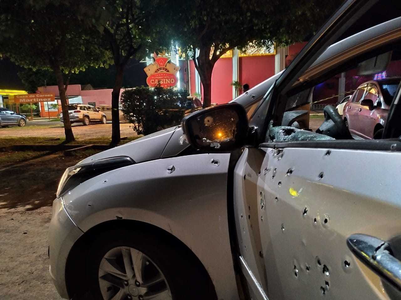 Carro onde casal estava foi atingido por pelo menos 100 tiros (Foto: Divulgação/PCMS)