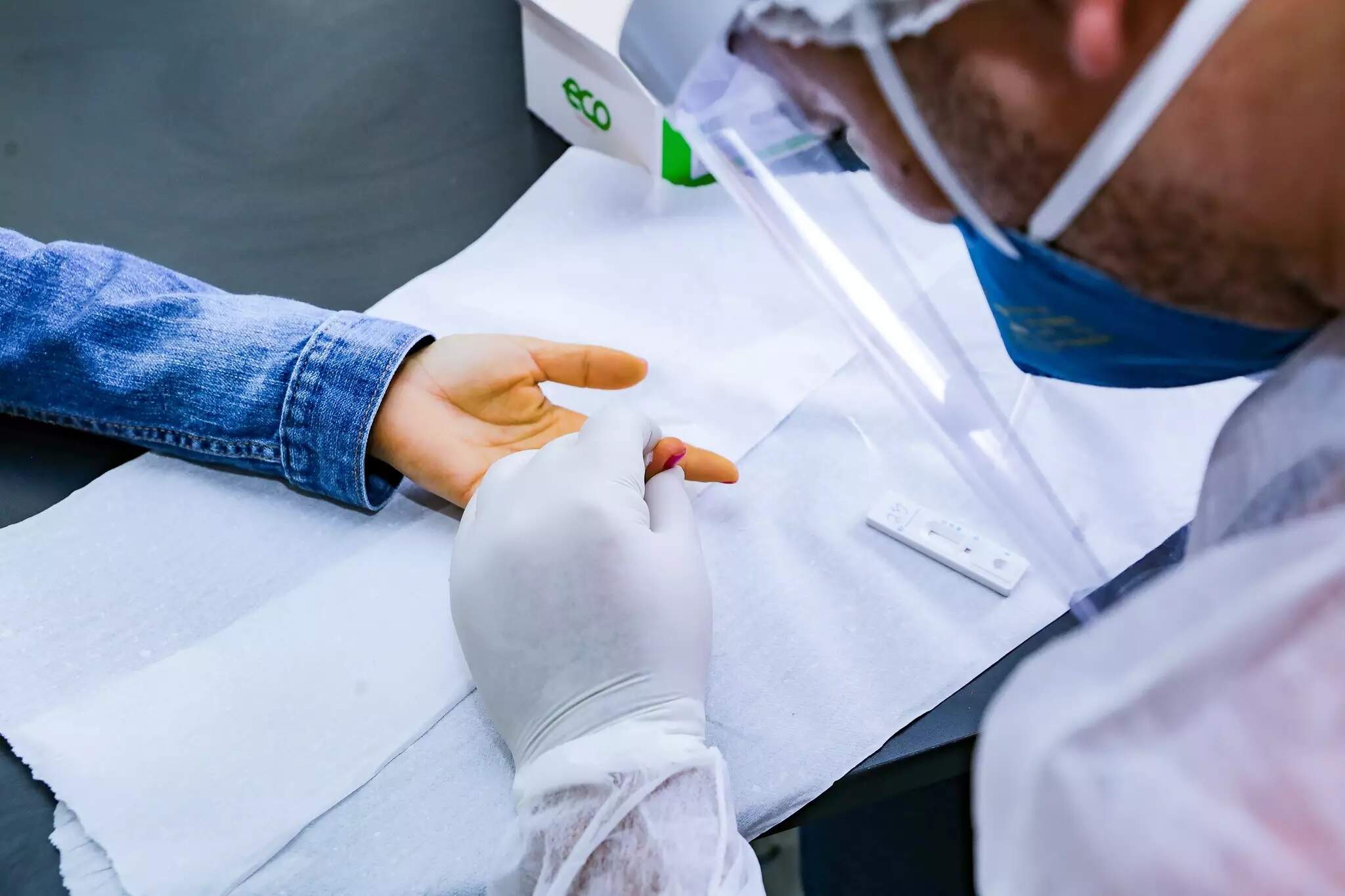 Profissional coleta sangue para teste da covid-19, em Campo Grande (Foto: Kisie Ainoã - Arquivo)