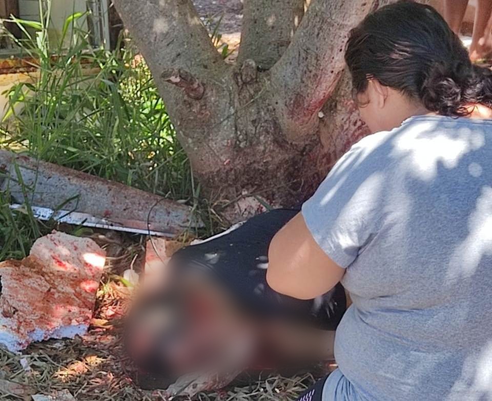 Mulher ajoelhada ao lado do marido, fuzilado em Ponta Porã (Foto: Arquivo)