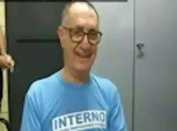 Jamil Name com o uniforme do sistema prisional federal, onde está há cumprindo prisão preventiva há mais de um ano. (Foto: Reprodução de vídeo)