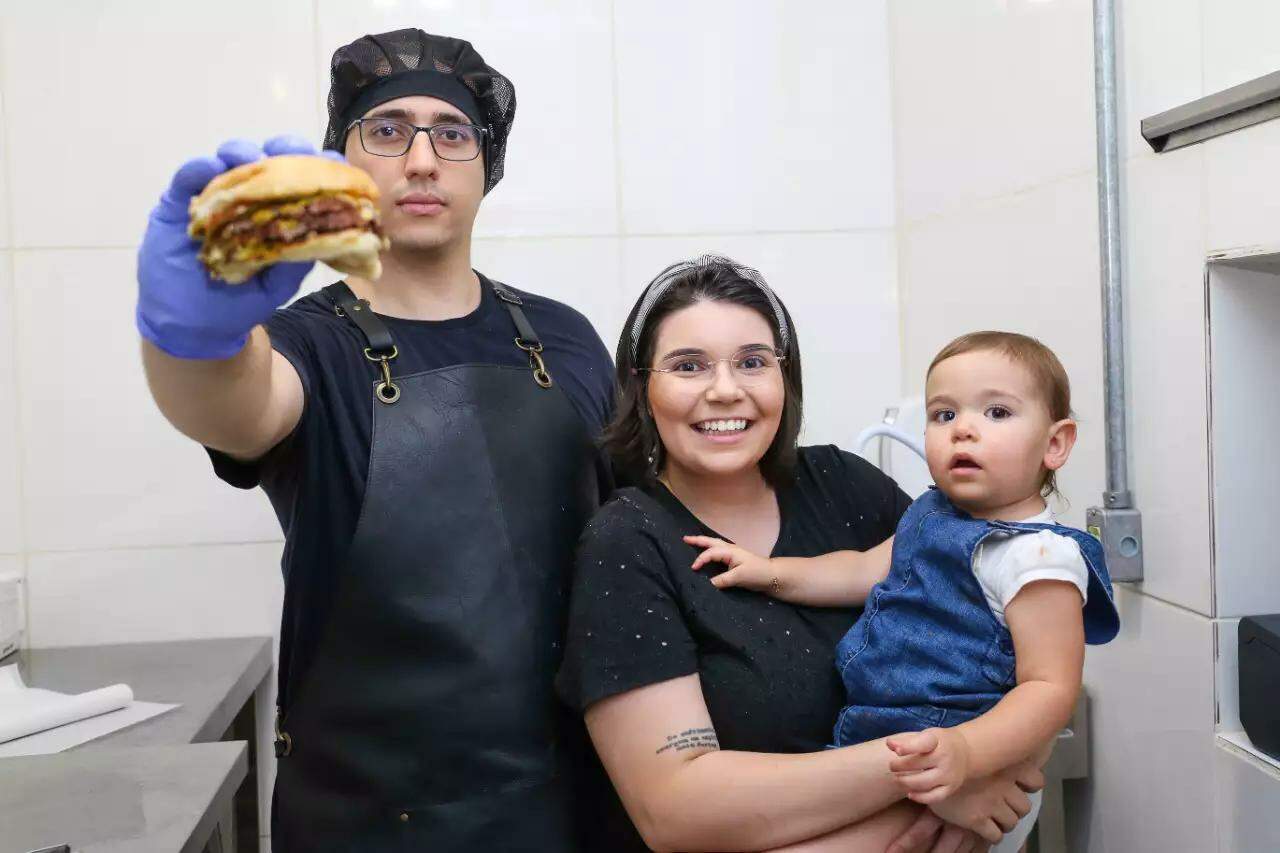 Harrison, Isabella e a pequena Charlotte (Foto: Paulo Francis)