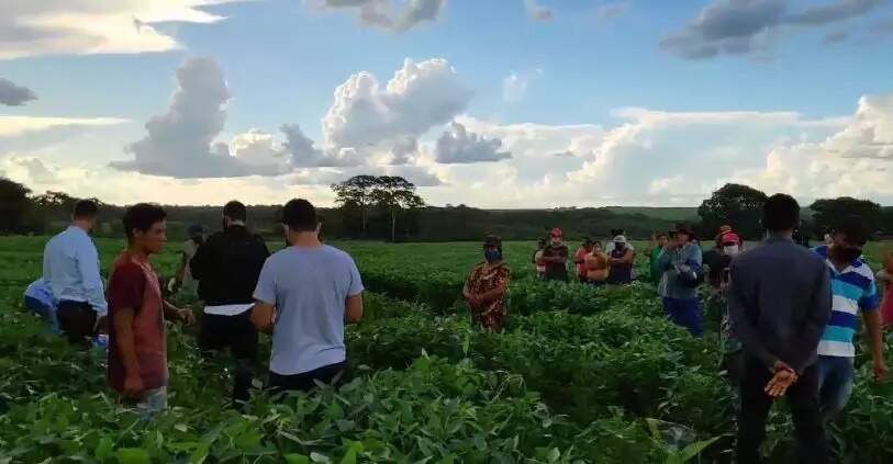 Moradores acompanhado o trabalho periciail que está sendo feito no local. (Foto: Dourados News)