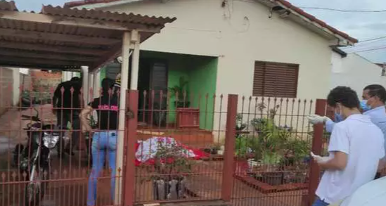 Movimentação em residência onde mulher foi morta a facadas, em Paranaíba (Foto: Interativo MS)