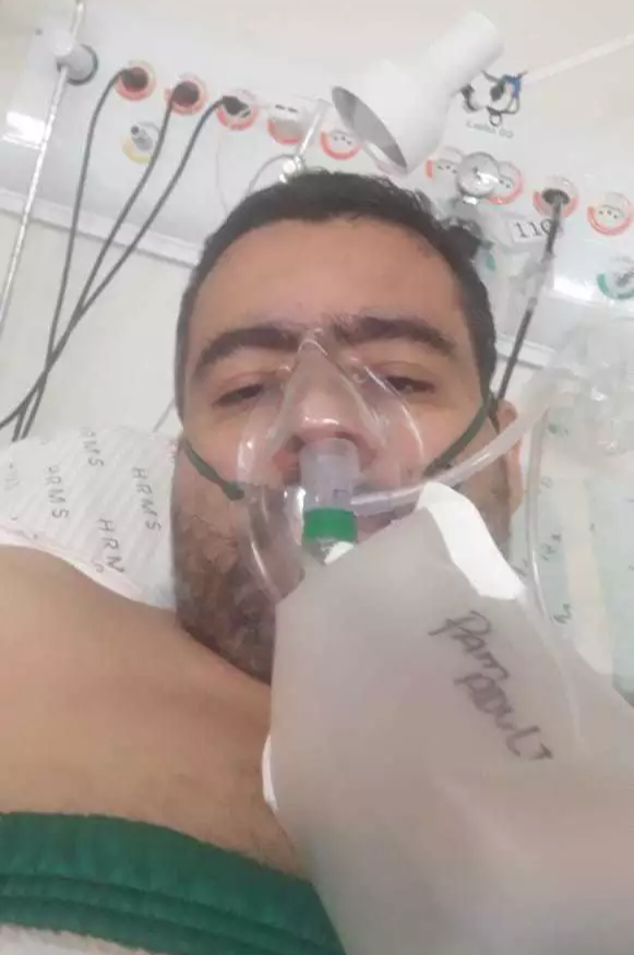Selfie que Éliton fez quando estava internado no Hospital Regional com oxigênio. (Foto: Arquivo Pessoal)