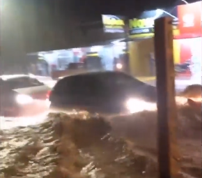 Água na altura das janelas dos veículos no Portal do Caiobá. (Foto: Direto das Ruas)