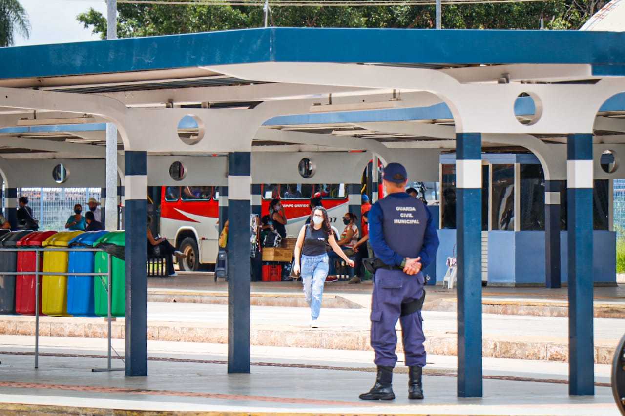 Equipe da Guarda Municipal durante o fim da manhã no terminal Bandeirantes (Foto: Henrique Kawaminami)
