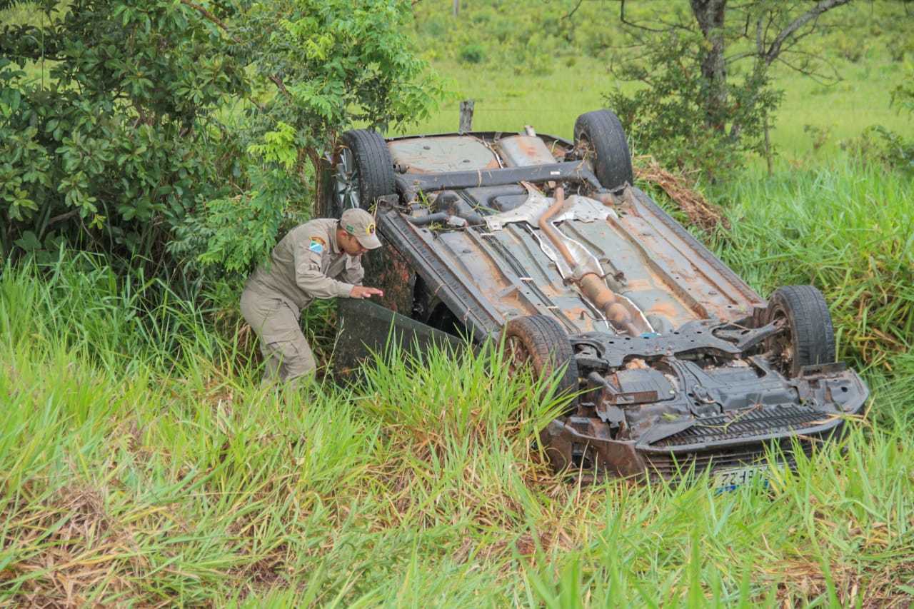 Veículo saiu da pista e capotou ás margens da rodovia (Foto: Marcos Maluf)