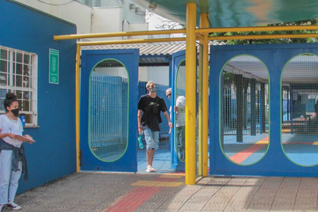 Gian França, de 18 anos, foi um dos primeiros a finalizar prova na Escola Estadual Joaquim Murtinho. (Foto: Marcos Maluf)