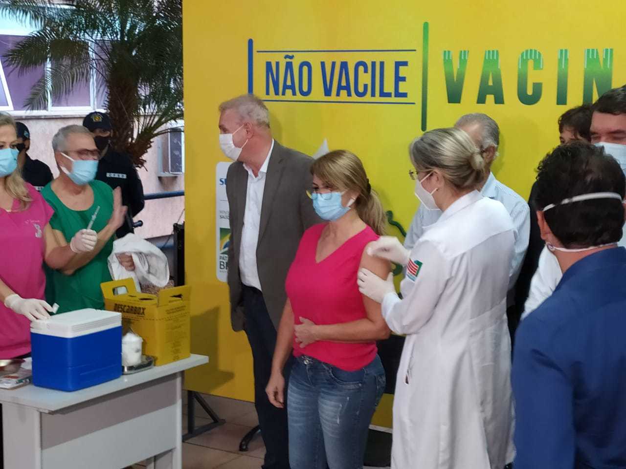 Pega de surpresa para ser vacinada, Sandra Maria de Lima, 50, trabalha desde 2006 no Hospital Regional. Ela é justamente quem aplicou a vacina na primeira imunizada do Estado. (Foto: Silas Lima)