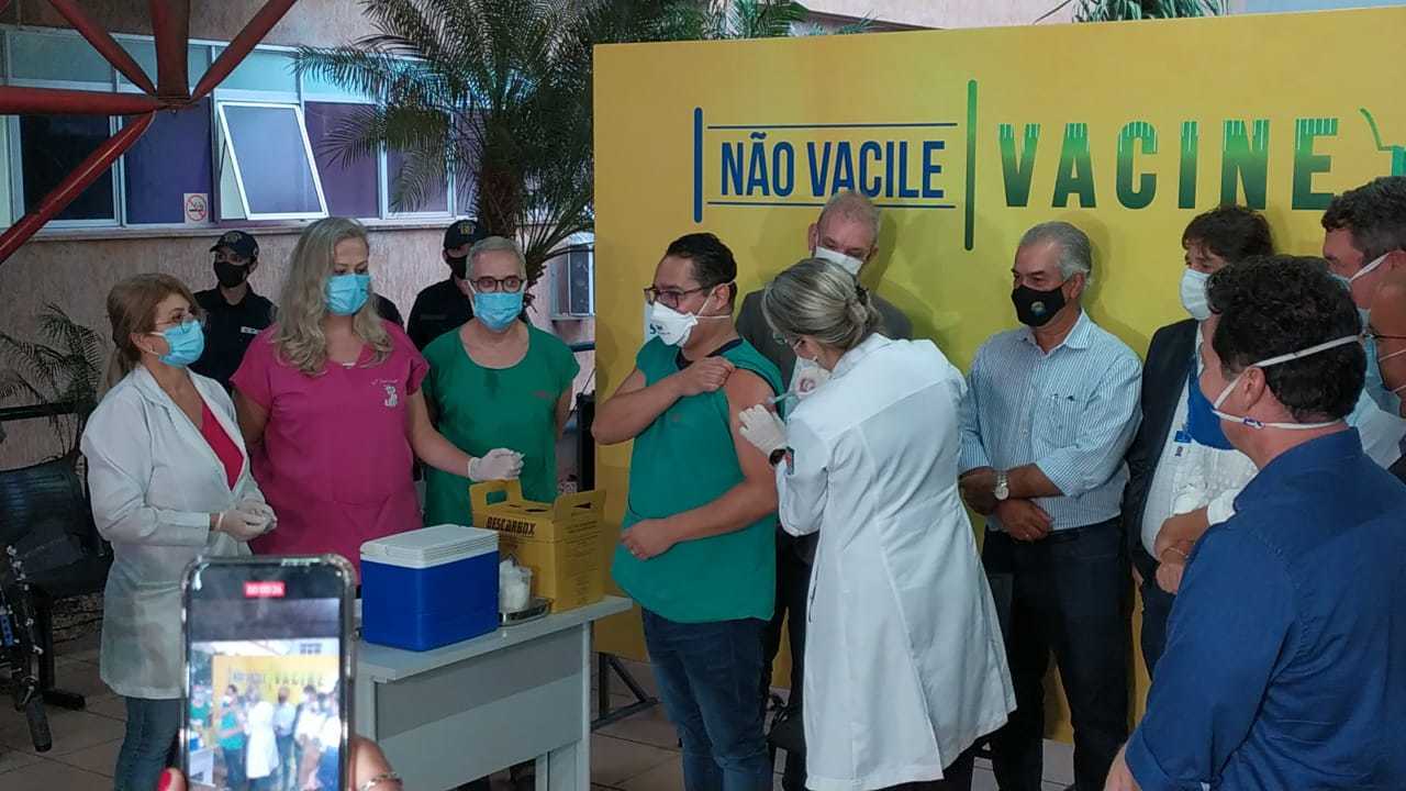 Médico Márcio Estevão Midom, de 43 anos, atua na linha de frente de enfrentamento ao novo coronavírus. (Foto: Silas Lima)