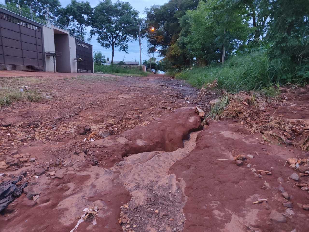 "Mesmo com toda essa publicidade, não resolve o problema", reclama o morador. (Foto: Direto das Ruas)