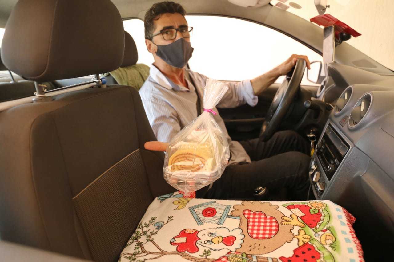 Jediel é o motorista de aplicativo que comercializa o mais tradicional doce pernambucano: bolo de rolo (Foto: Paulo Francis)