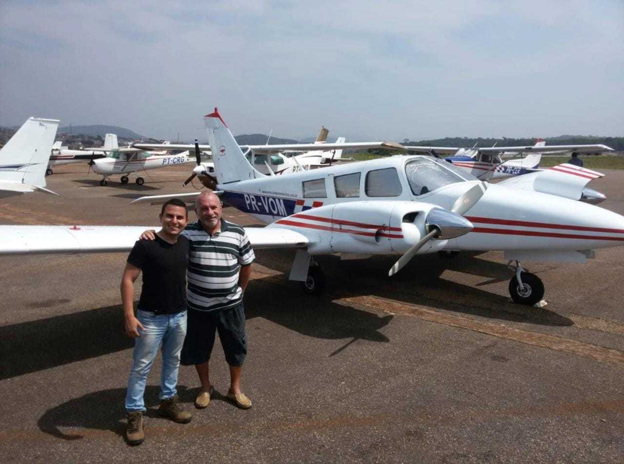 Gabriel e o pai no aeroporto, em 2015. (Foto: Arquivo Pessoal)