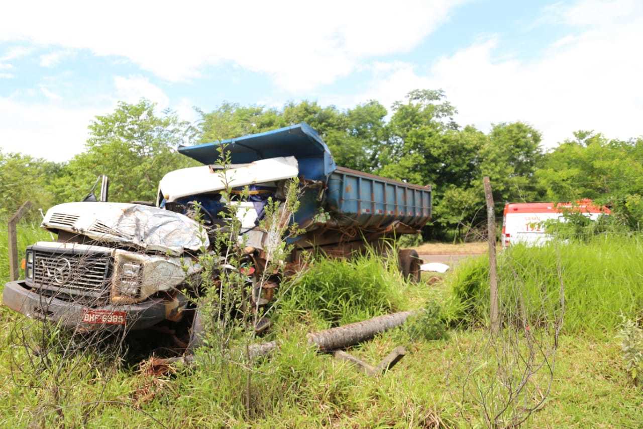 Caminhão-caçamba saiu da pista e ficou co a frente bastante danificada (Foto: Paulo Francis)