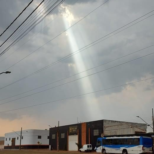 Los rayos de sol entre las nubes iluminan la iglesia en la Avenida Guaicurus en Campo Grande (Direto das Ruas)