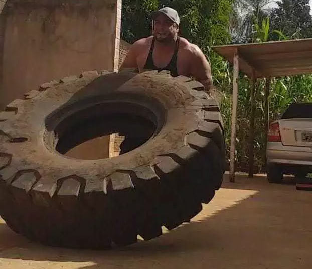 Atleta Flavio Matos durante el entrenamiento en giro de neumáticos, que consiste en levantar neumáticos que pueden llegar a los 400 kg (Foto: Archivo Personal)