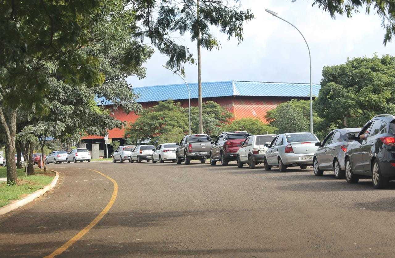 Fila no início da manhã de hoje, no Parque Ayrton Senna, chegava a 300 carros. (Foto: Paulo Francis)