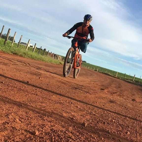 Com a bicicleta aro 29, o ciclista faz trilhas por Mato Grosso do Sul. (Foto: Arquivo Pessoal)