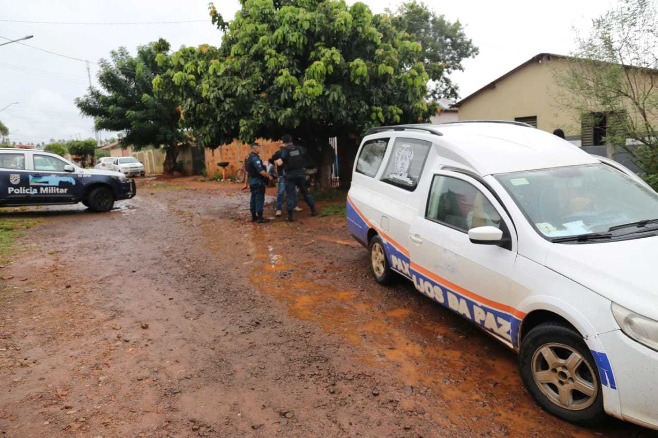 Movimentação em frente à casa onde jovem foi atingido por disparos de arma de fogo (Foto: Paulo Francis))
