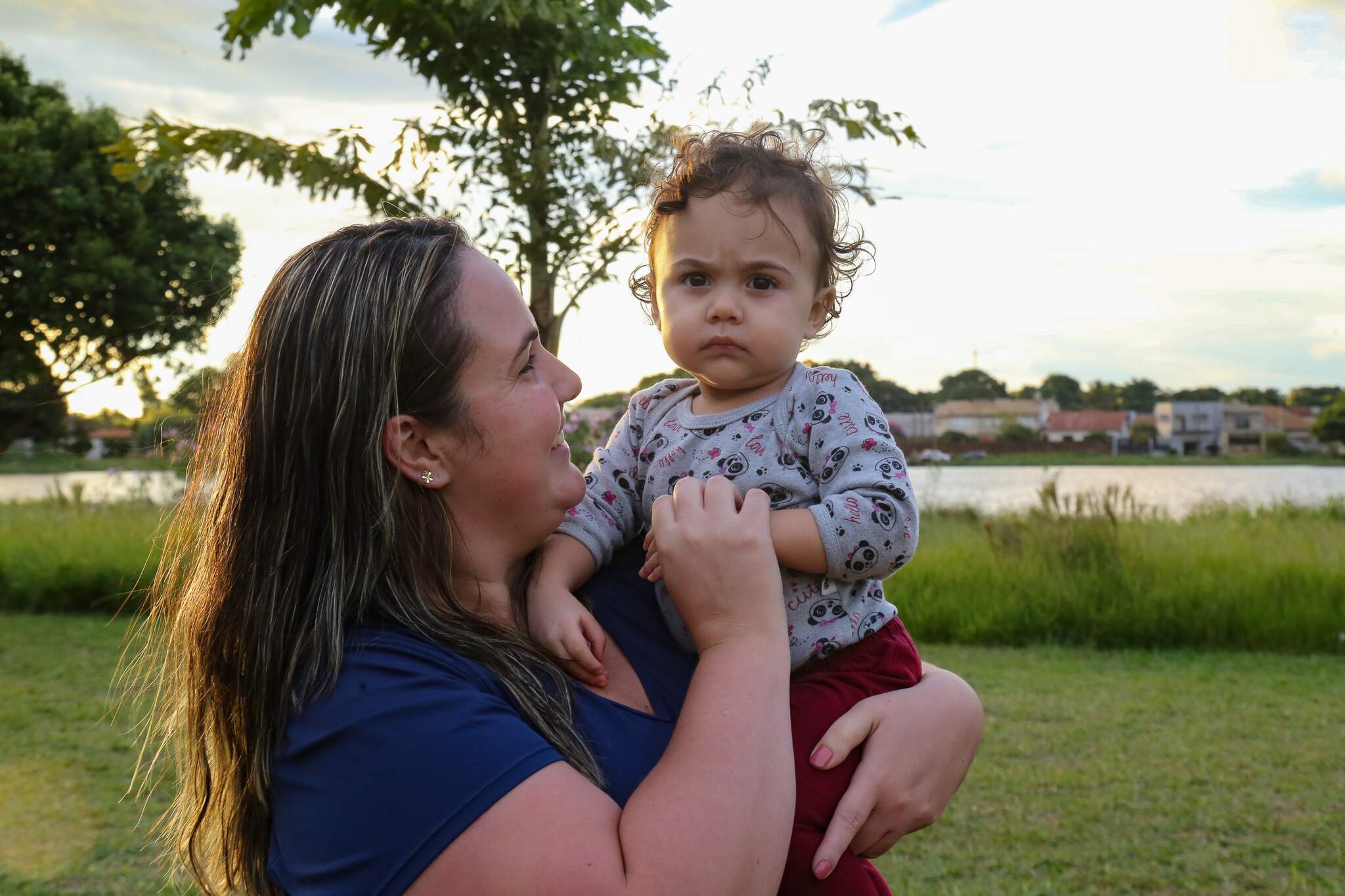 Laura Lemes e a filha passeando ao lado da Lagoa Itatiaia. (Foto: Kísie Ainoã)